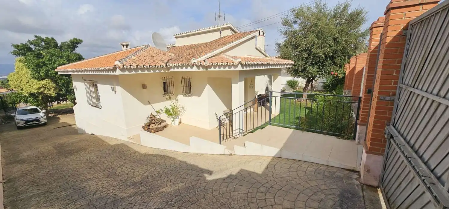 Vista exterior de Casa o xalet en venda en Alhaurín de la Torre amb Aire condicionat, Calefacció i Parquet
