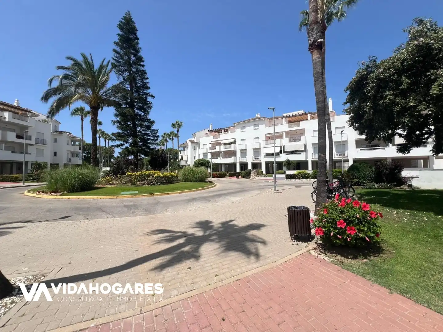 Vista exterior de Pis en venda en Rota amb Terrassa, Piscina i Moblat