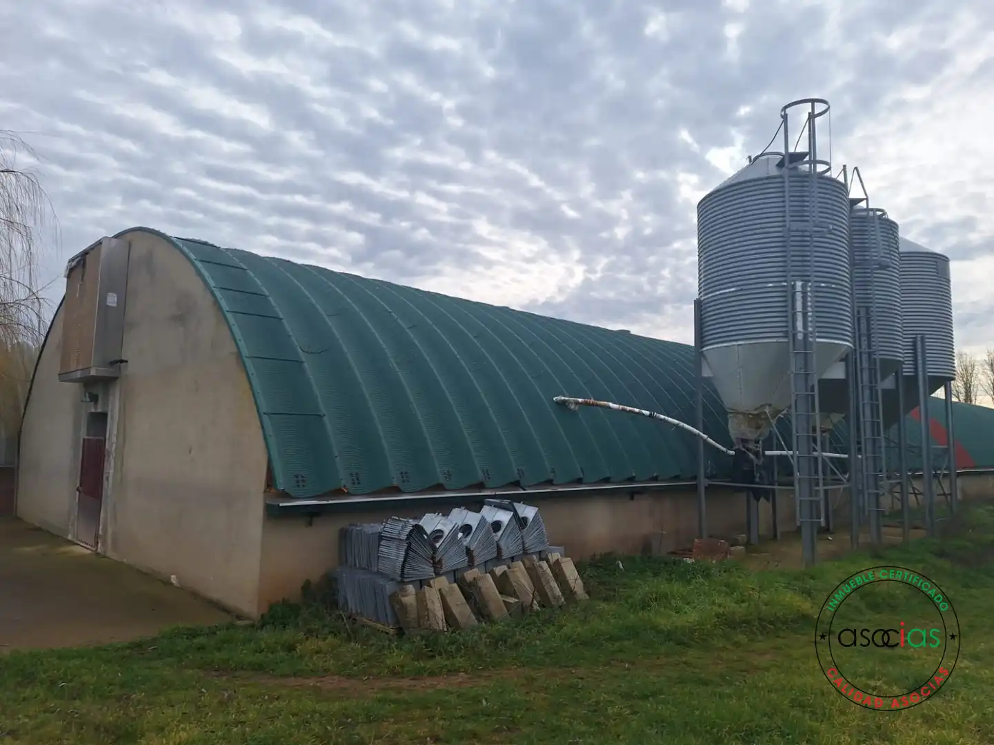 Vista exterior de Nave industrial en venta en Sahagún