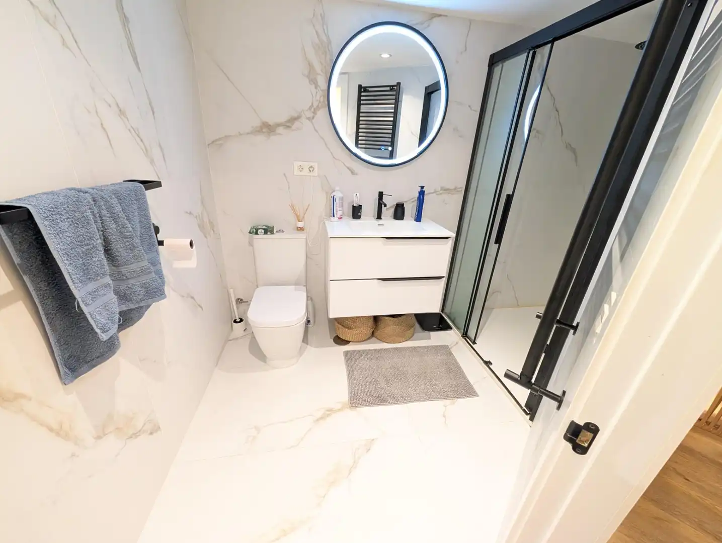 Baño de Piso en venta en Oviedo  con Calefacción, Parquet y Terraza