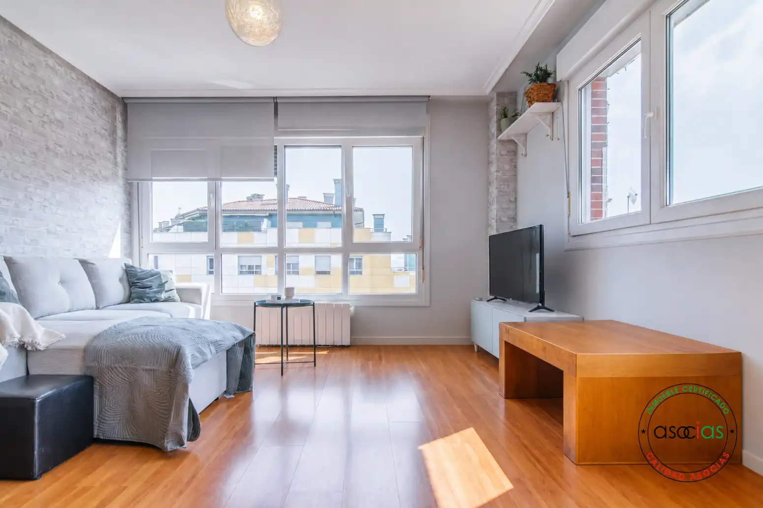 Sala d'estar de Àtic en venda en Oviedo  amb Calefacció, Jardí privat i Parquet