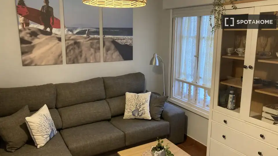 Sala de estar de Apartamento para compartir en Comillas (Cantabria) con Aire acondicionado, Terraza y Amueblado