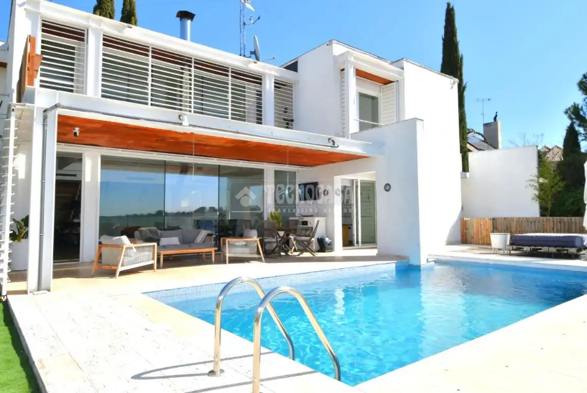 Vista exterior de Casa o chalet en venta en Majadahonda con Aire acondicionado, Calefacción y Alarma