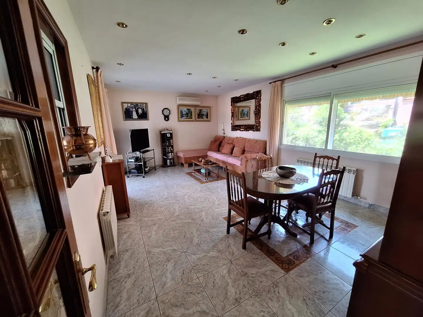 Wohnzimmer von Country house zum Verkauf in Santa Eulàlia de Ronçana mit Klimaanlage, Privatgarten und Terrasse