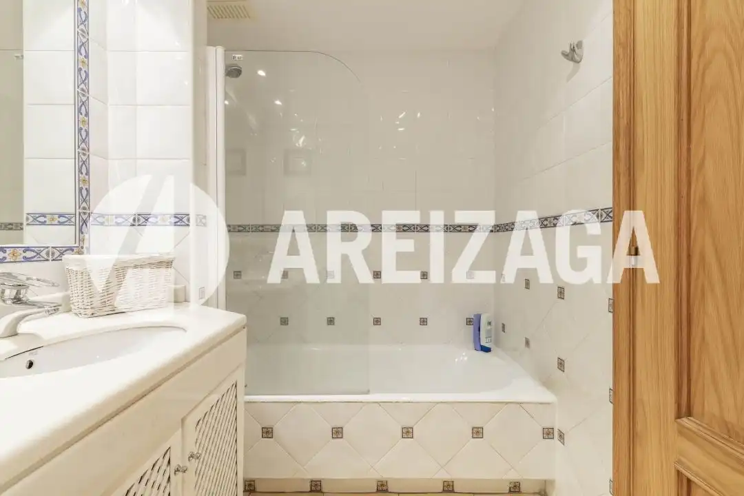 Bathroom of Flat for sale in Donostia - San Sebastián   with Heating, Terrace and Storage room