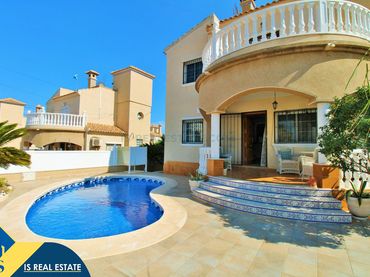 Chalet con piscina en venta en Orihuela Costa