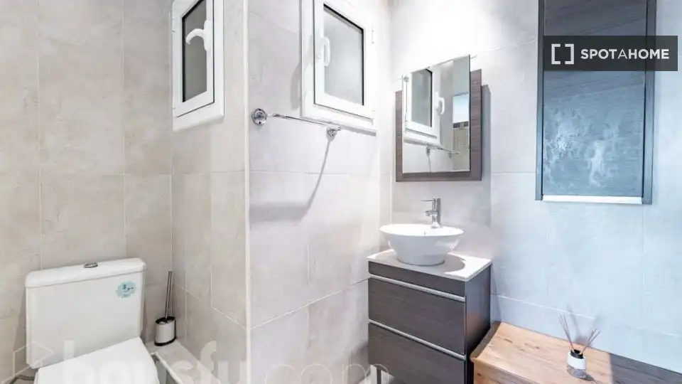 Baño de Piso de alquiler en Barcelona con Aire acondicionado, Calefacción y Amueblado