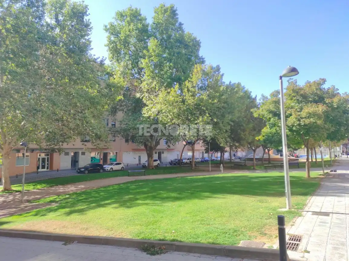 Vista exterior de Garatge en venda en Guadalajara