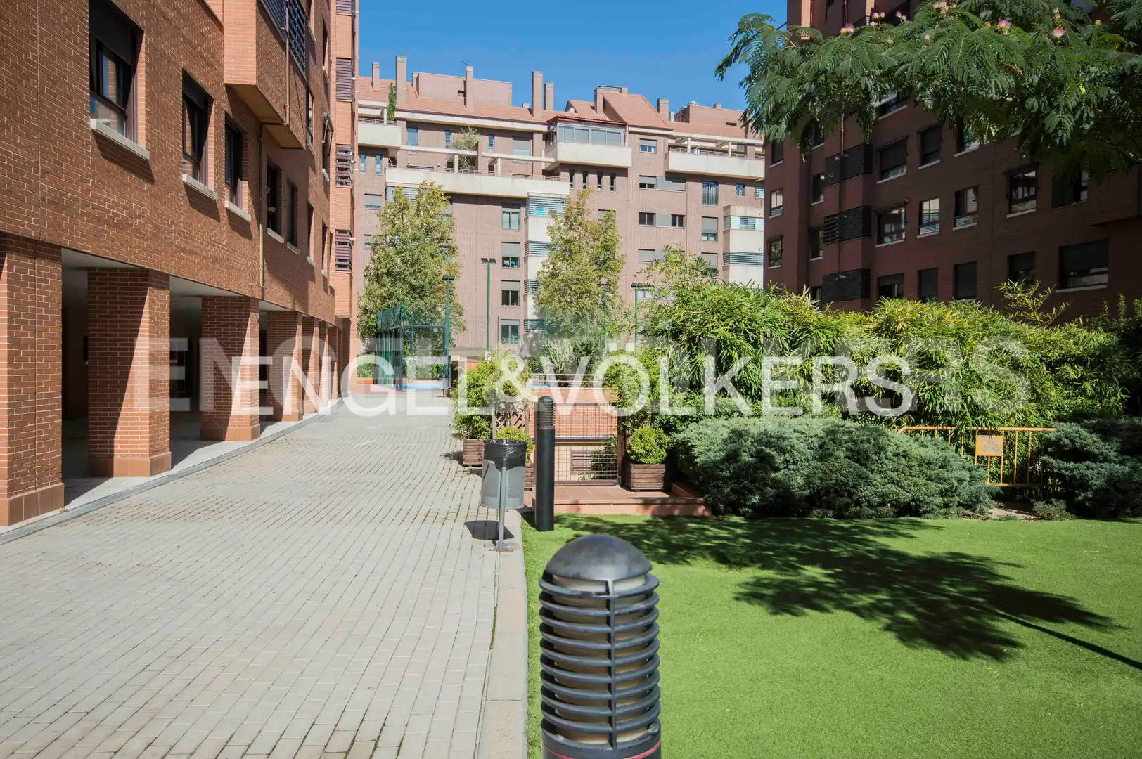 Vista exterior de Piso en venta en Madrid con Aire acondicionado, Calefacción y Jardín privado