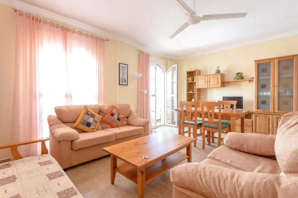 Sala d'estar de Casa adosada en venda en Valle de Abdalajís amb Terrassa, Moblat i Balcó