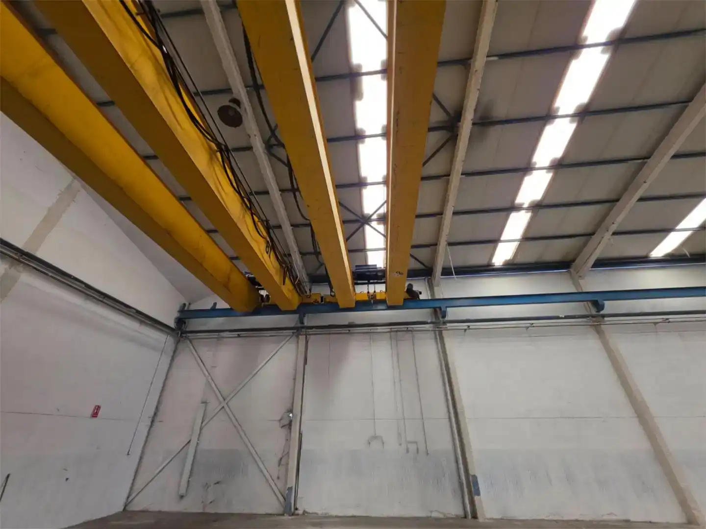 Außenansicht von Fabrikhallen zur Miete in Llanera