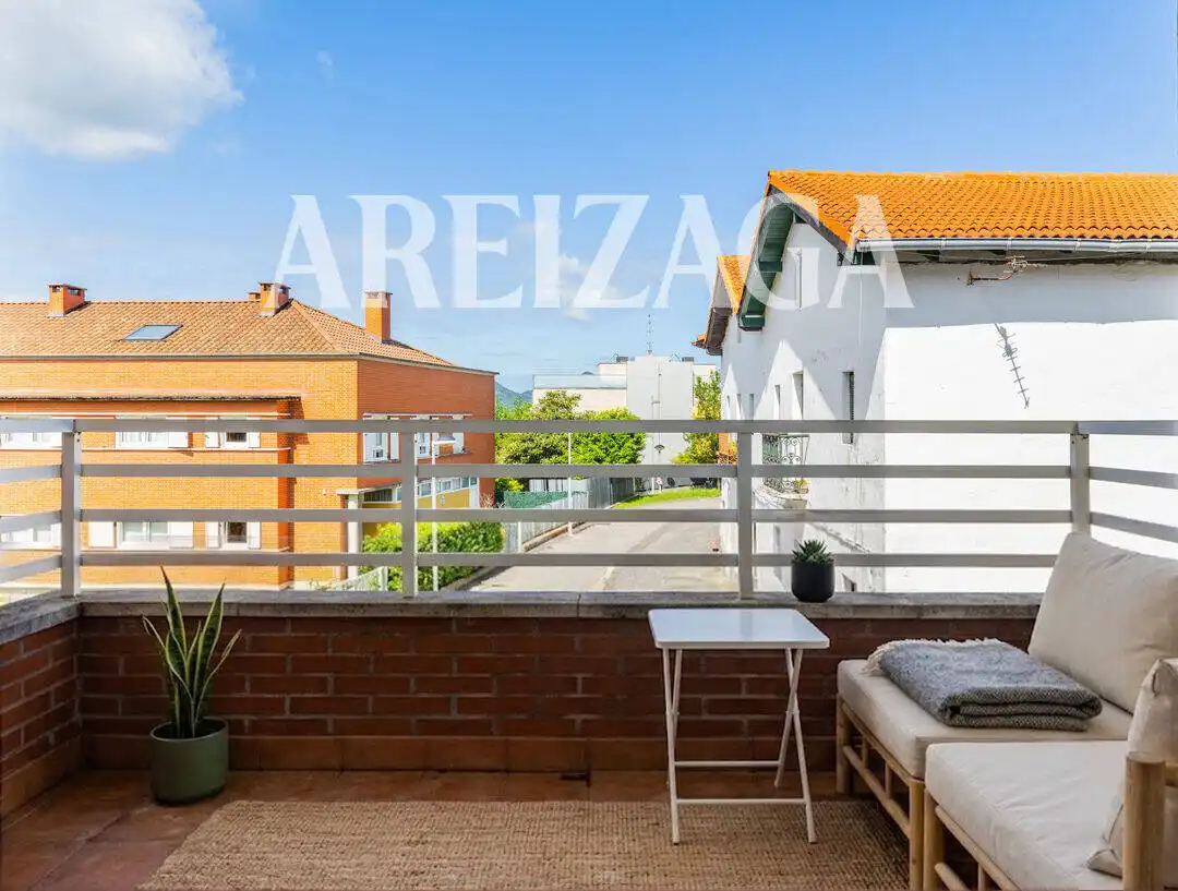 Vista exterior de Casa adosada en venda en Donostia - San Sebastián  amb Calefacció, Terrassa i Traster