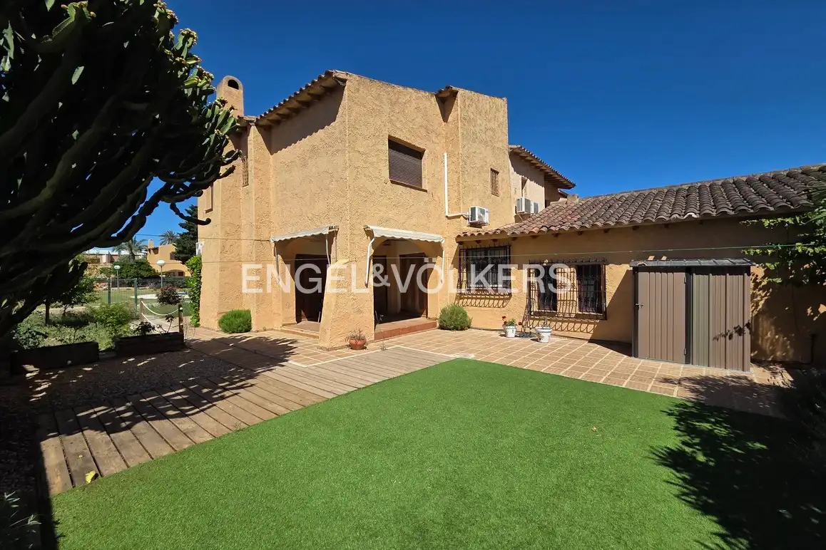 Vista exterior de Casa adosada en venta en Benidorm con Aire acondicionado, Jardín privado y Piscina comunitaria