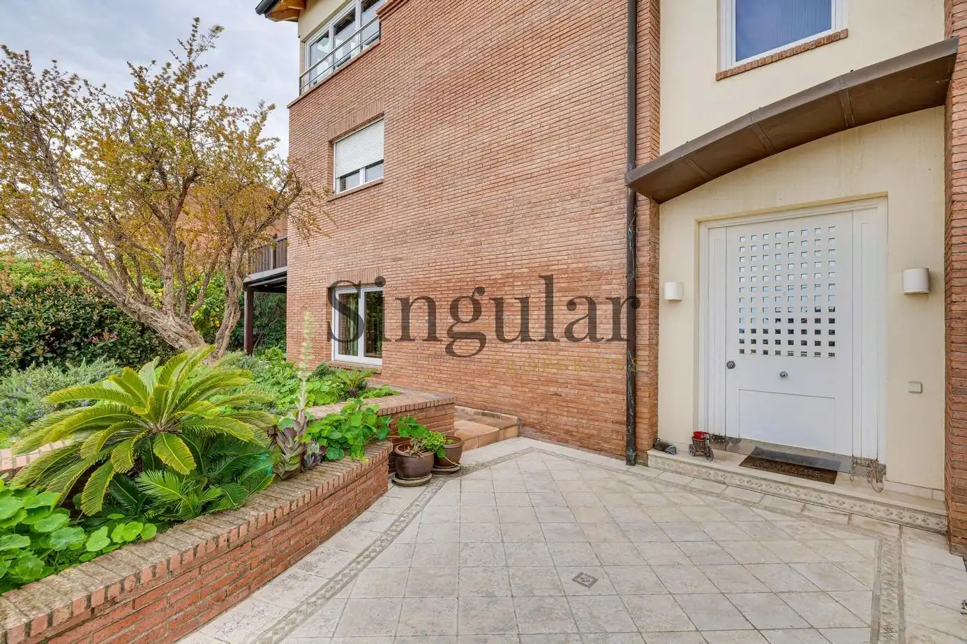 Vista exterior de Casa o xalet en venda en Esplugues de Llobregat amb Calefacció, Piscina i Jacuzzi