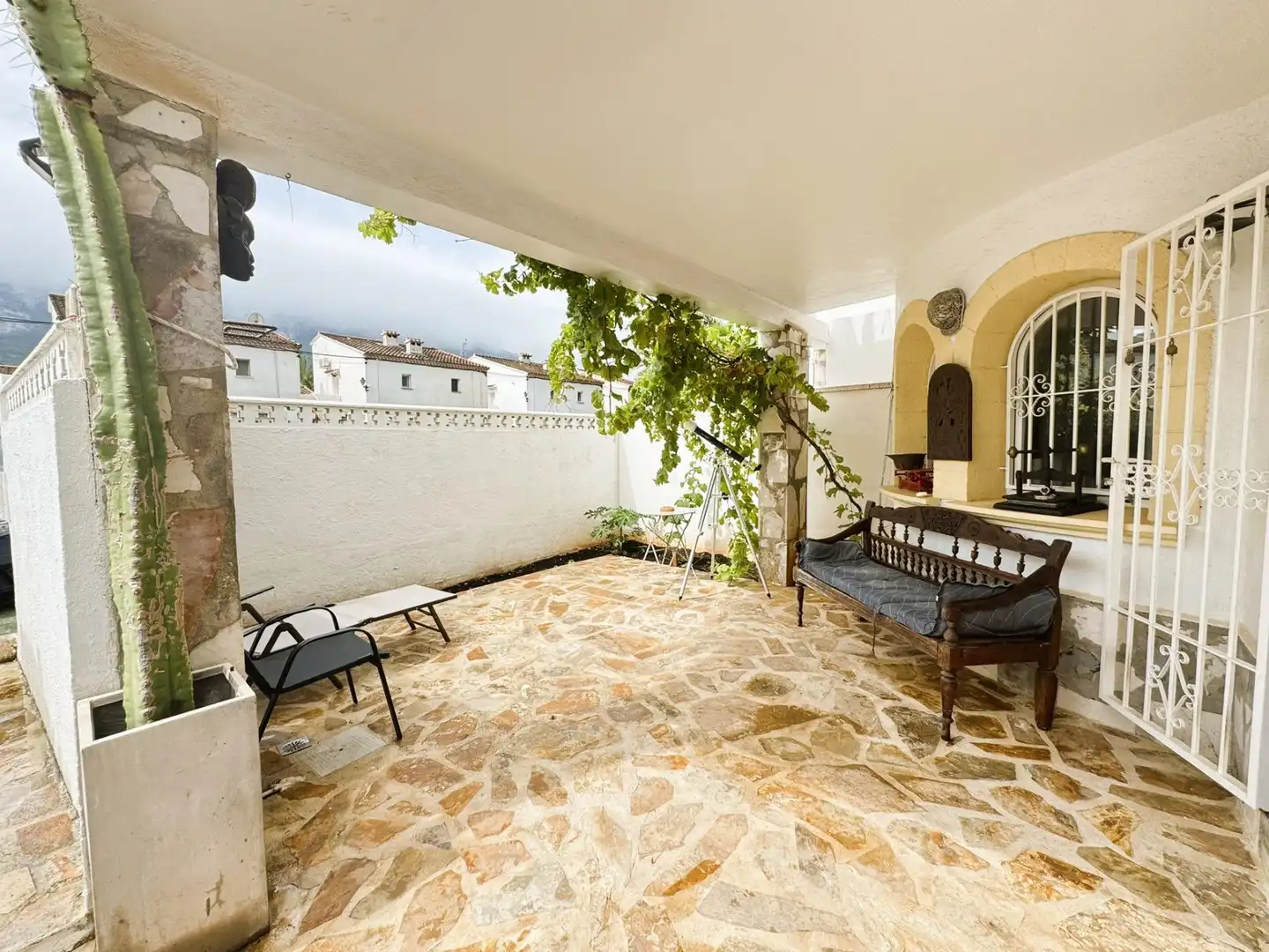 Terrasse von Einfamilien-Reihenhaus zum Verkauf in Dénia mit Klimaanlage, Privatgarten und Terrasse