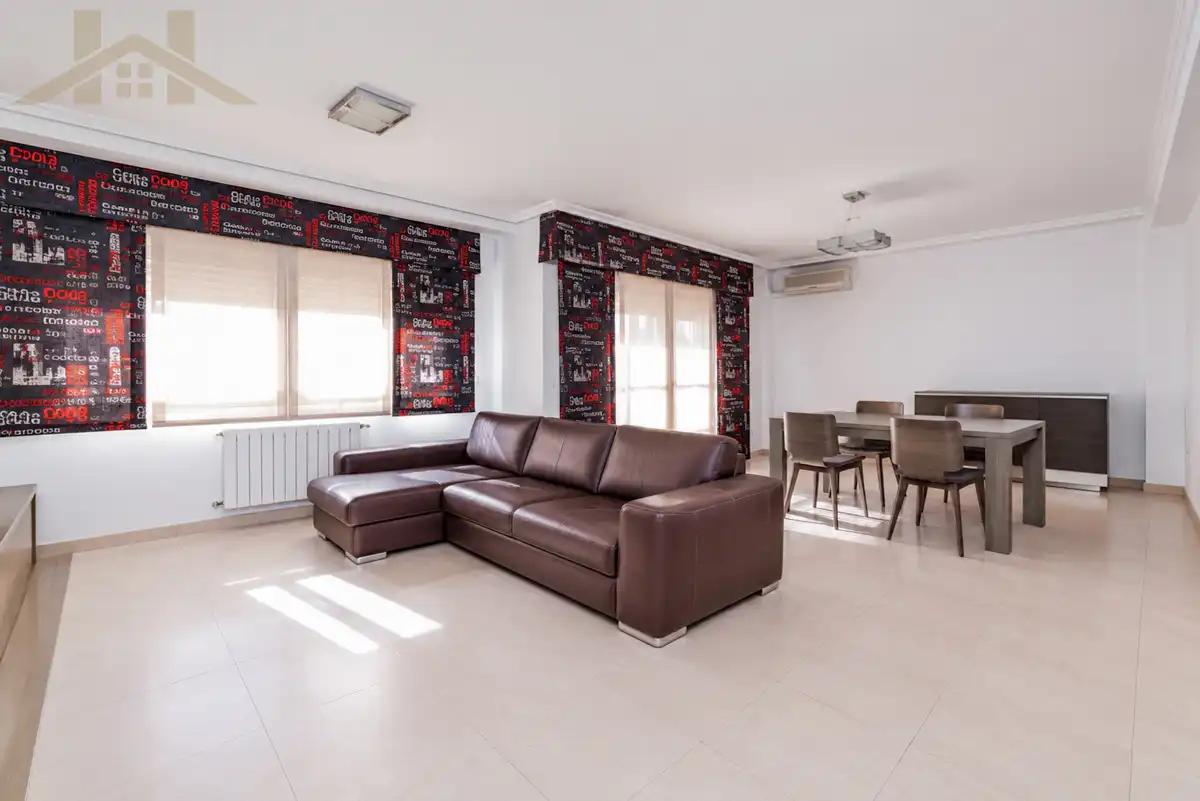 Wohnzimmer von Einfamilien-Reihenhaus zum Verkauf in Valdemoro mit Klimaanlage, Privatgarten und Möbliert