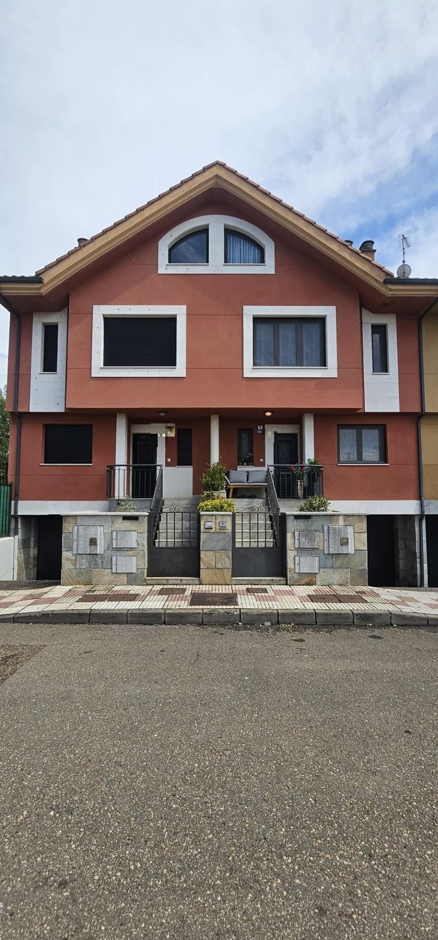 Exterior view of Single-family semi-detached for sale in Villaquilambre  with Heating, Private garden and Terrace