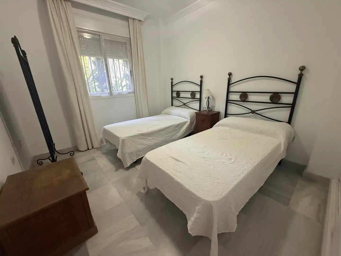 Dormitori de Planta baixa de lloguer en Marbella amb Aire condicionat, Terrassa i Piscina