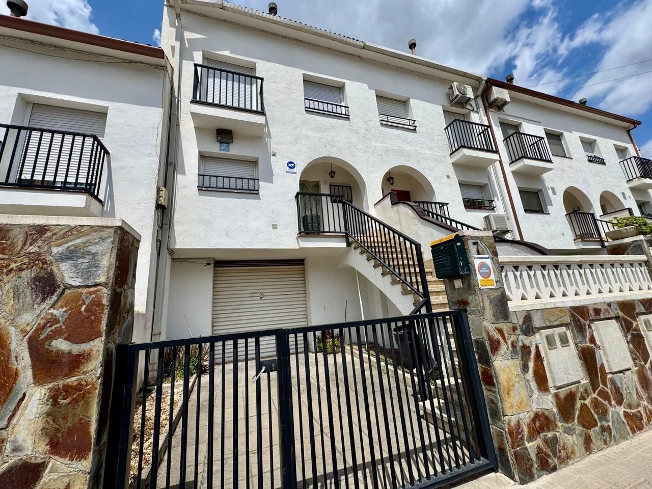 Vista exterior de Casa adosada en venda en Montcada i Reixac amb Aire condicionat, Calefacció i Jardí privat