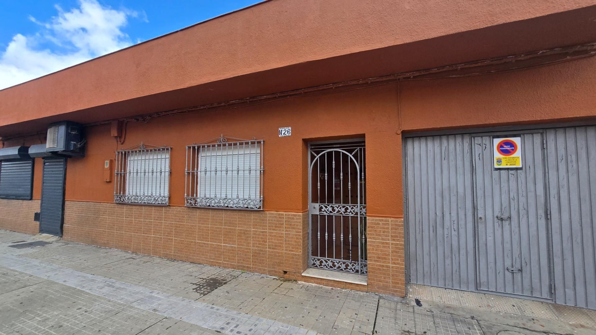 Vista exterior de Casa o chalet en venta en La Línea de la Concepción con Calefacción