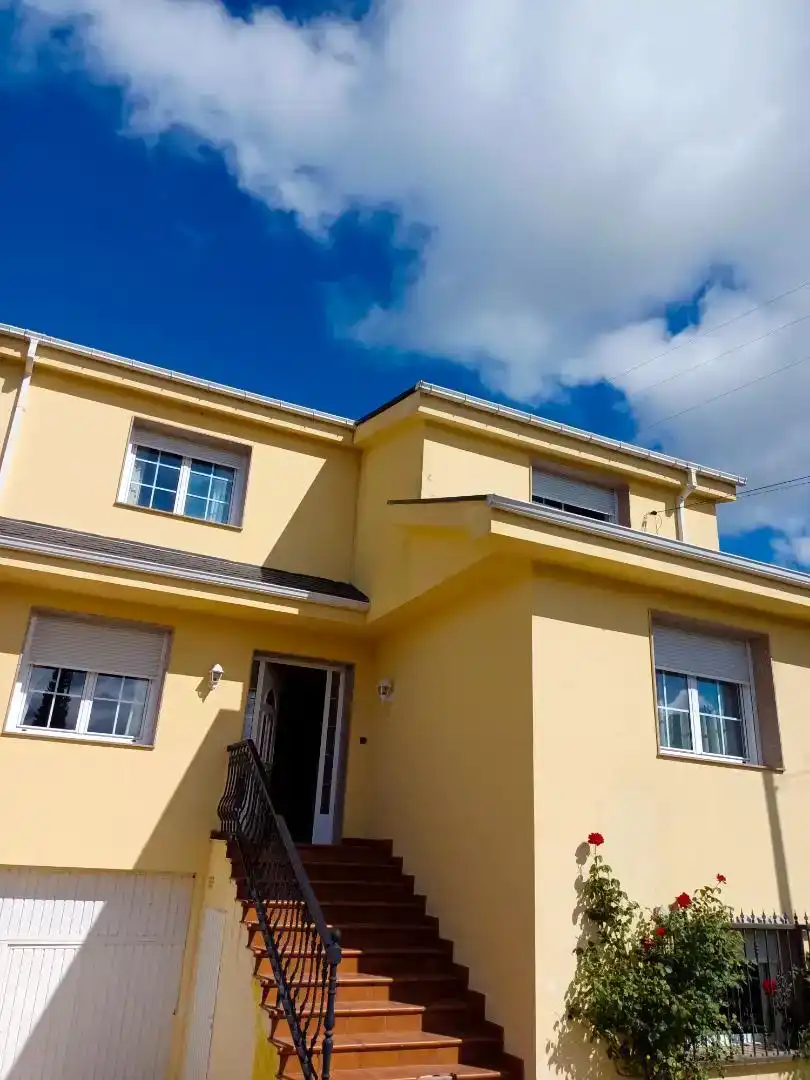 Vista exterior de Casa o xalet en venda en Ponferrada amb Jardí privat, Parquet i Moblat