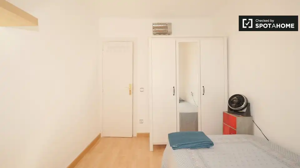 Habitación de Piso para compartir en L'Hospitalet de Llobregat con Aire acondicionado, Calefacción y Amueblado