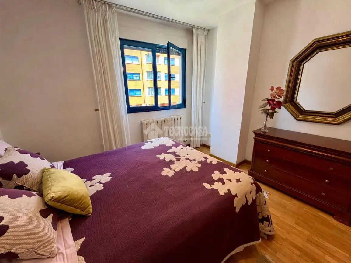 Dormitori de Pis en venda en León Capital  amb Calefacció, Parquet i Terrassa