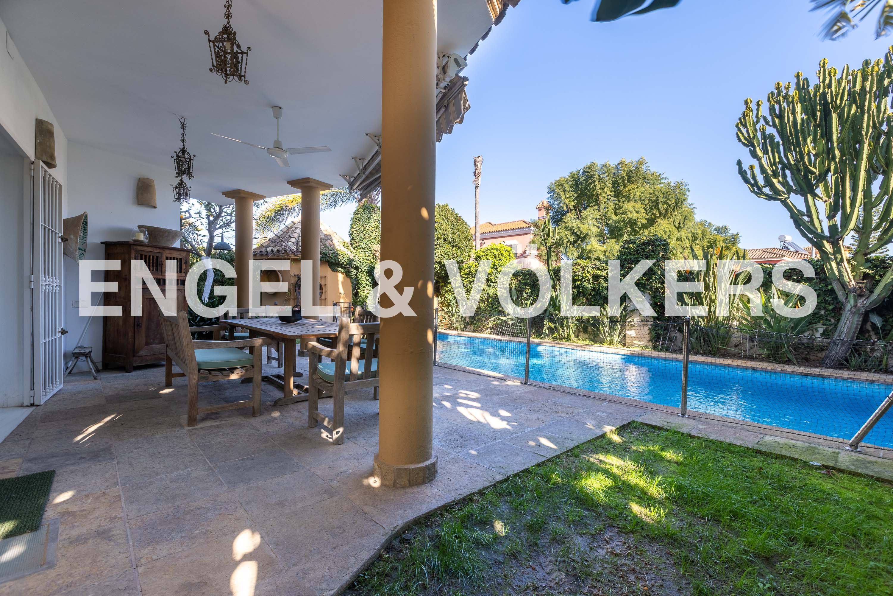 Vista exterior de Casa o xalet en venda en El Puerto de Santa María amb Aire condicionat, Calefacció i Jardí privat