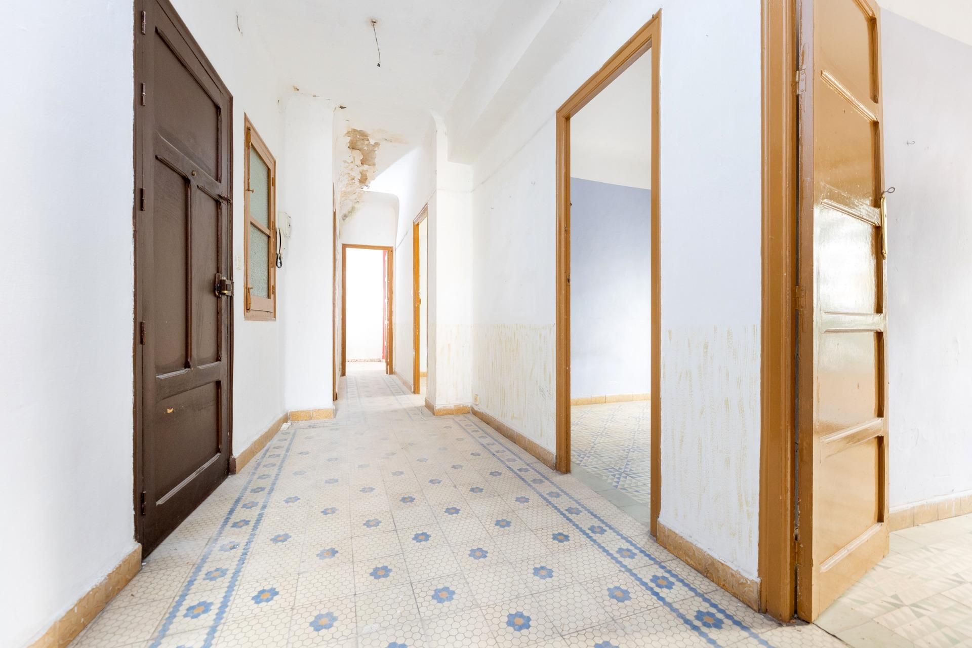 Flat for sale in  Granada Capital  with Balcony