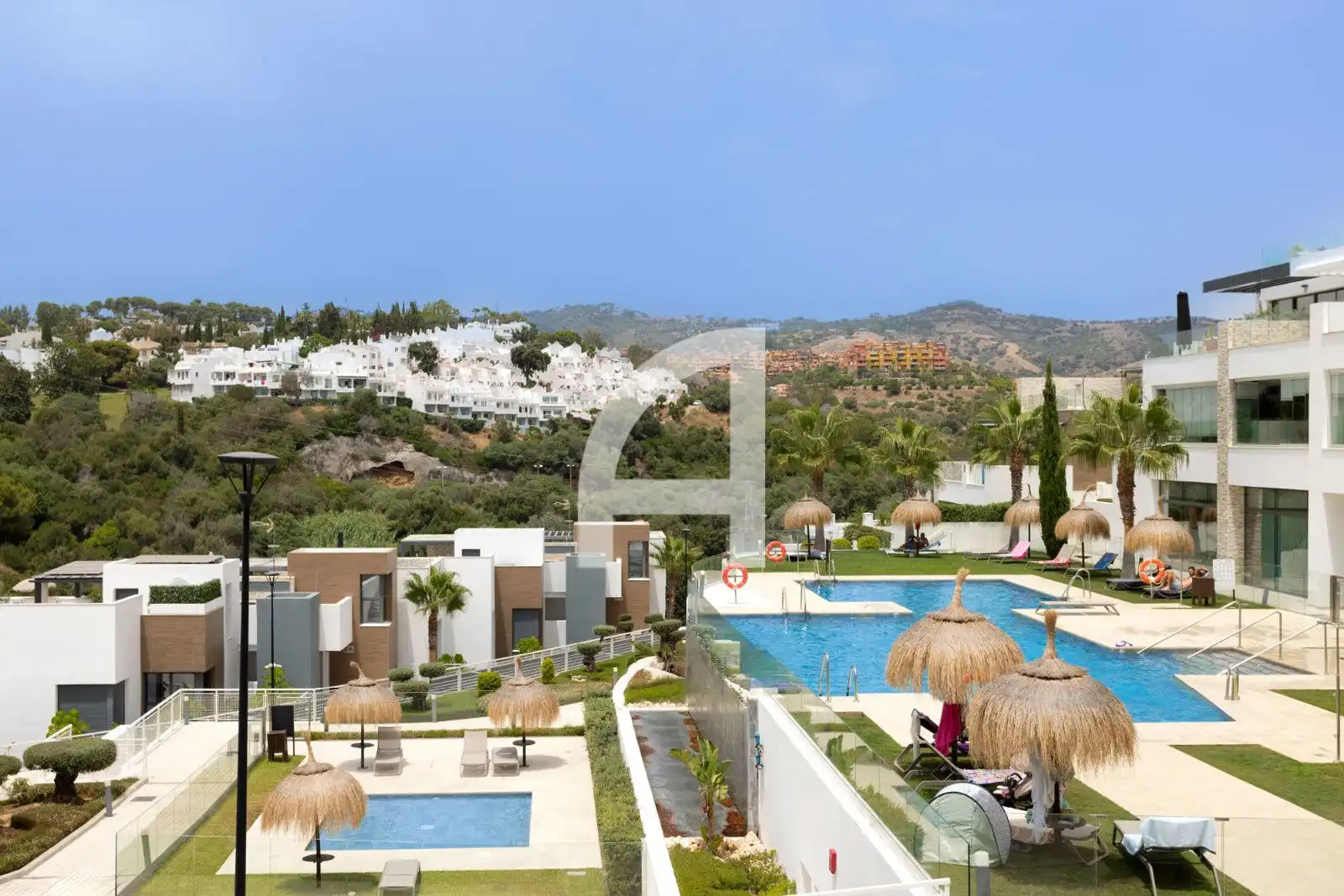 Vista exterior de Àtic en venda en Marbella amb Aire condicionat, Calefacció i Terrassa