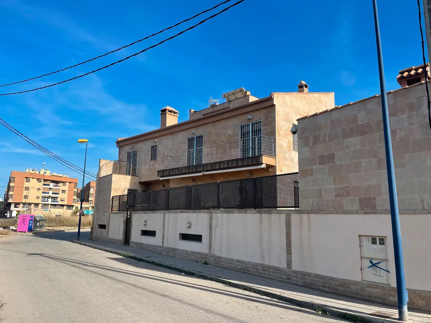 Vista exterior de Casa o xalet en venda en Orihuela amb Aire condicionat, Jardí privat i Parquet