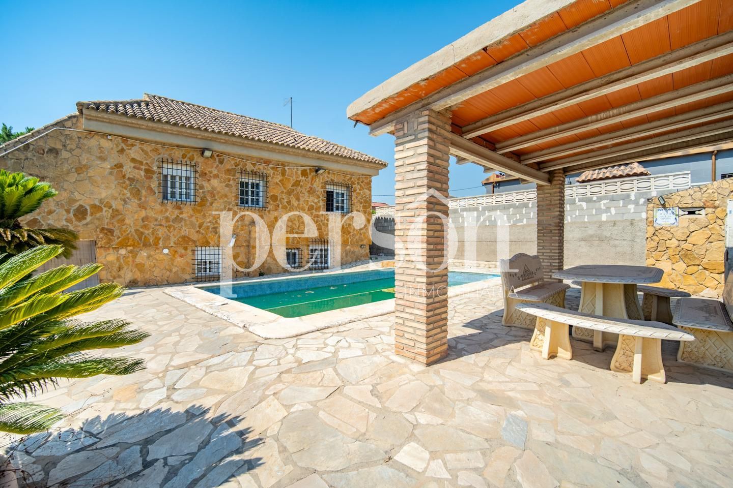 Vista exterior de Casa o xalet en venda en Riba-roja de Túria amb Aire condicionat, Jardí privat i Terrassa