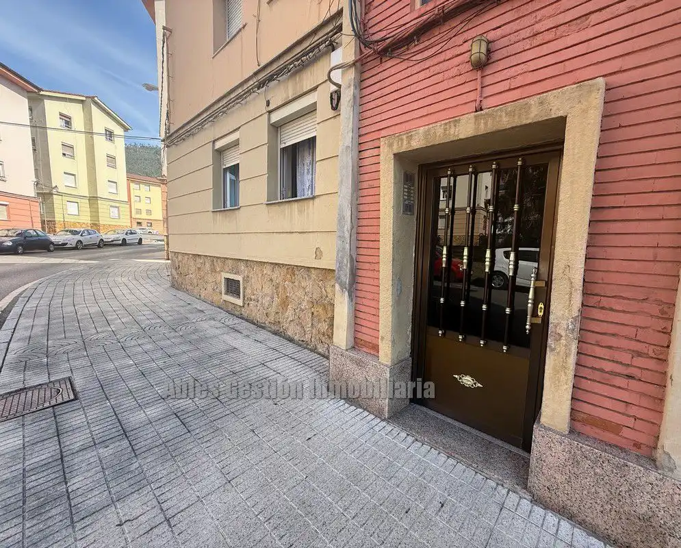 Vista exterior de Pis en venda en Oviedo  amb Calefacció i Moblat