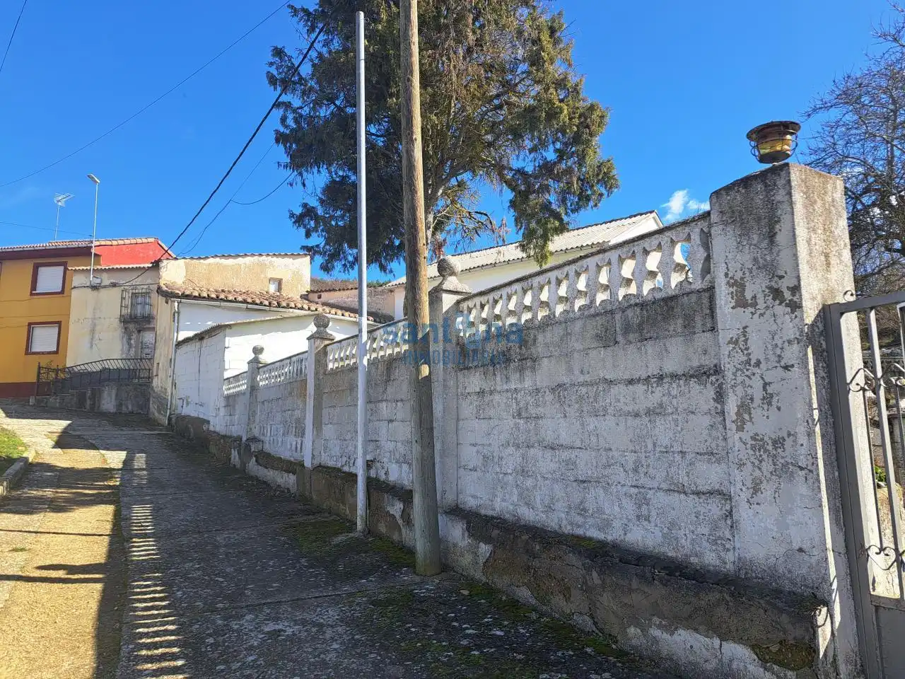 Vista exterior de Casa o xalet en venda en Gradefes amb Calefacció, Jardí privat i Traster