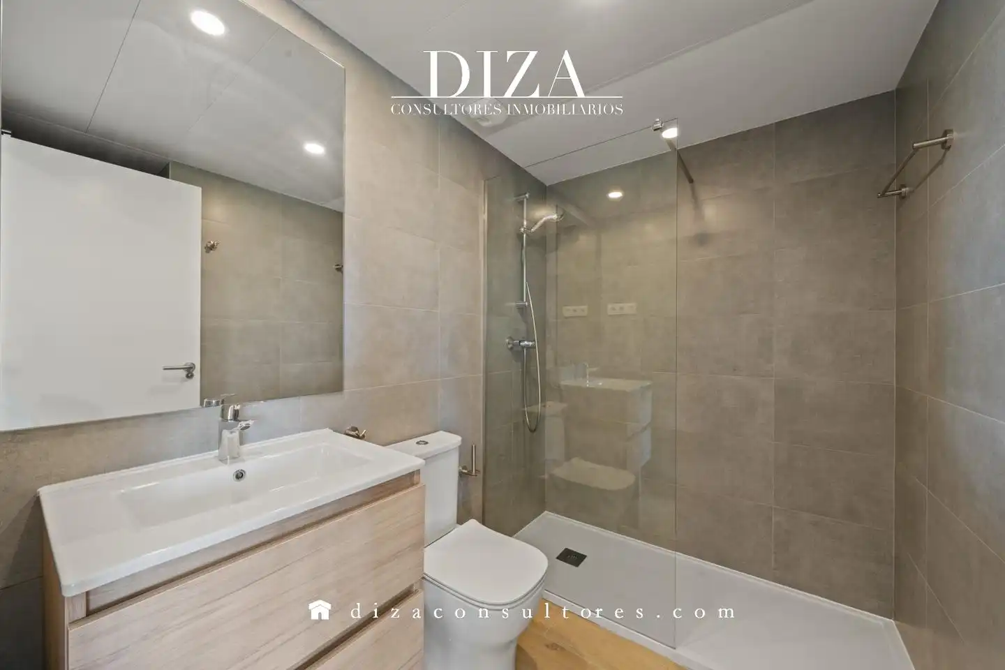 Bathroom of Flat for rent in Madrid  with Air Conditioner, Heating and Terrace