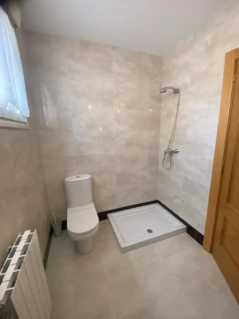 Badezimmer von Haus oder Chalet zum Verkauf in Burgos mit Heizung, Privatgarten und Parkett