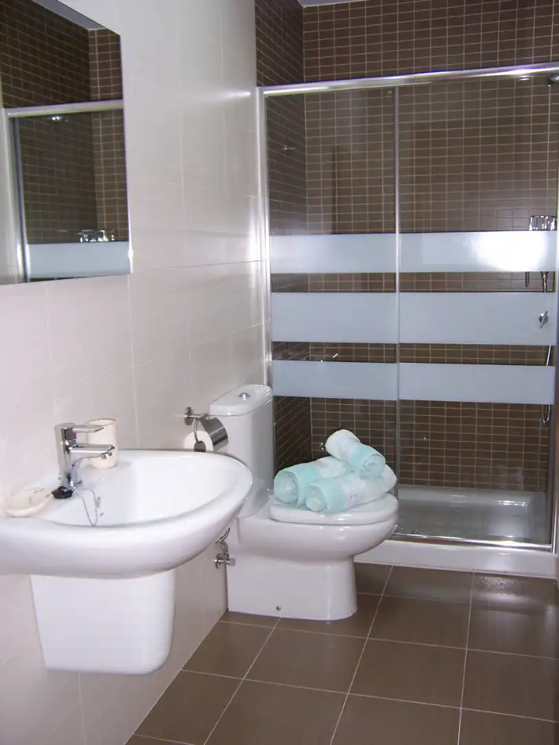 Badezimmer von Wohnungen zum Verkauf in Cariño mit Heizung, Parkett und Abstellraum