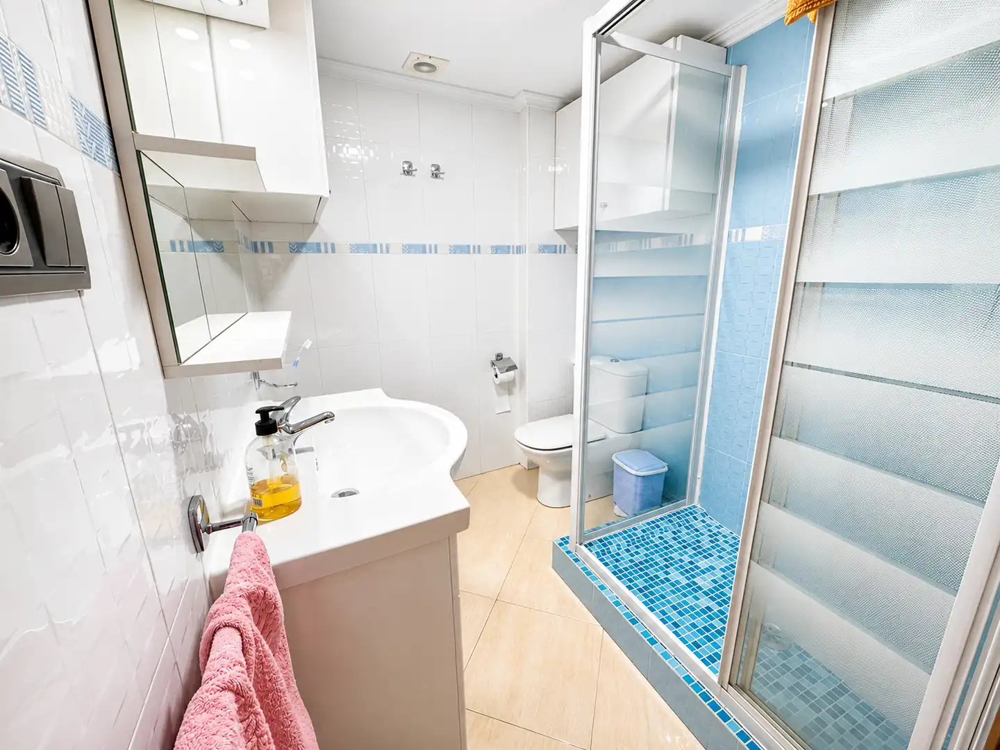 Bathroom of Flat for sale in Valencia  with Air Conditioner, Furnished and Oven