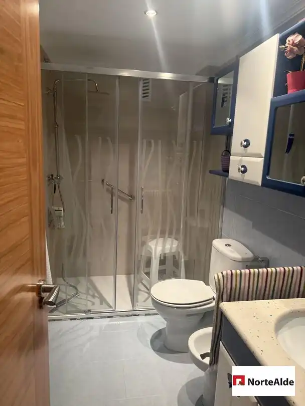 Badezimmer von Wohnung zum Verkauf in Barakaldo  mit Heizung, Privatgarten und Abstellraum