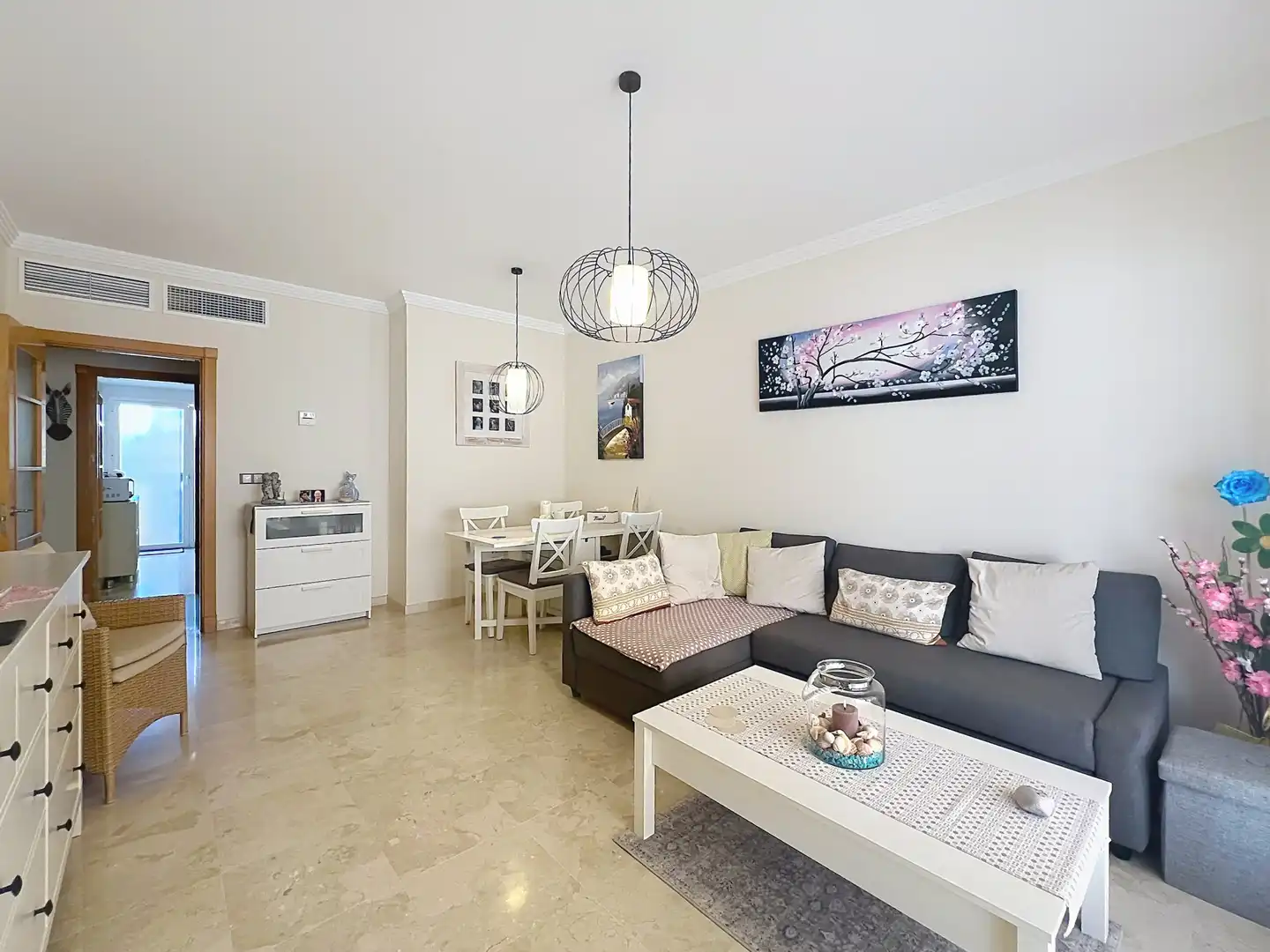 Sala d'estar de Apartament en venda en Manilva amb Aire condicionat, Terrassa i Traster