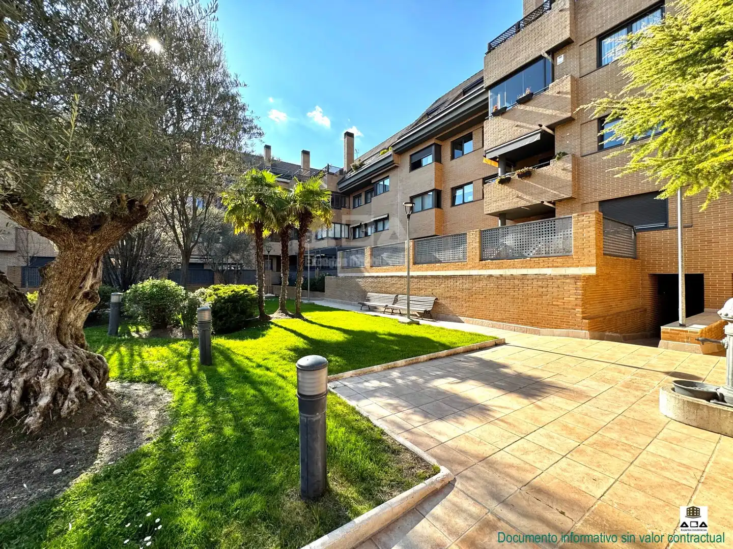Vista exterior de Pis en venda en Las Rozas de Madrid amb Aire condicionat, Calefacció i Jardí privat
