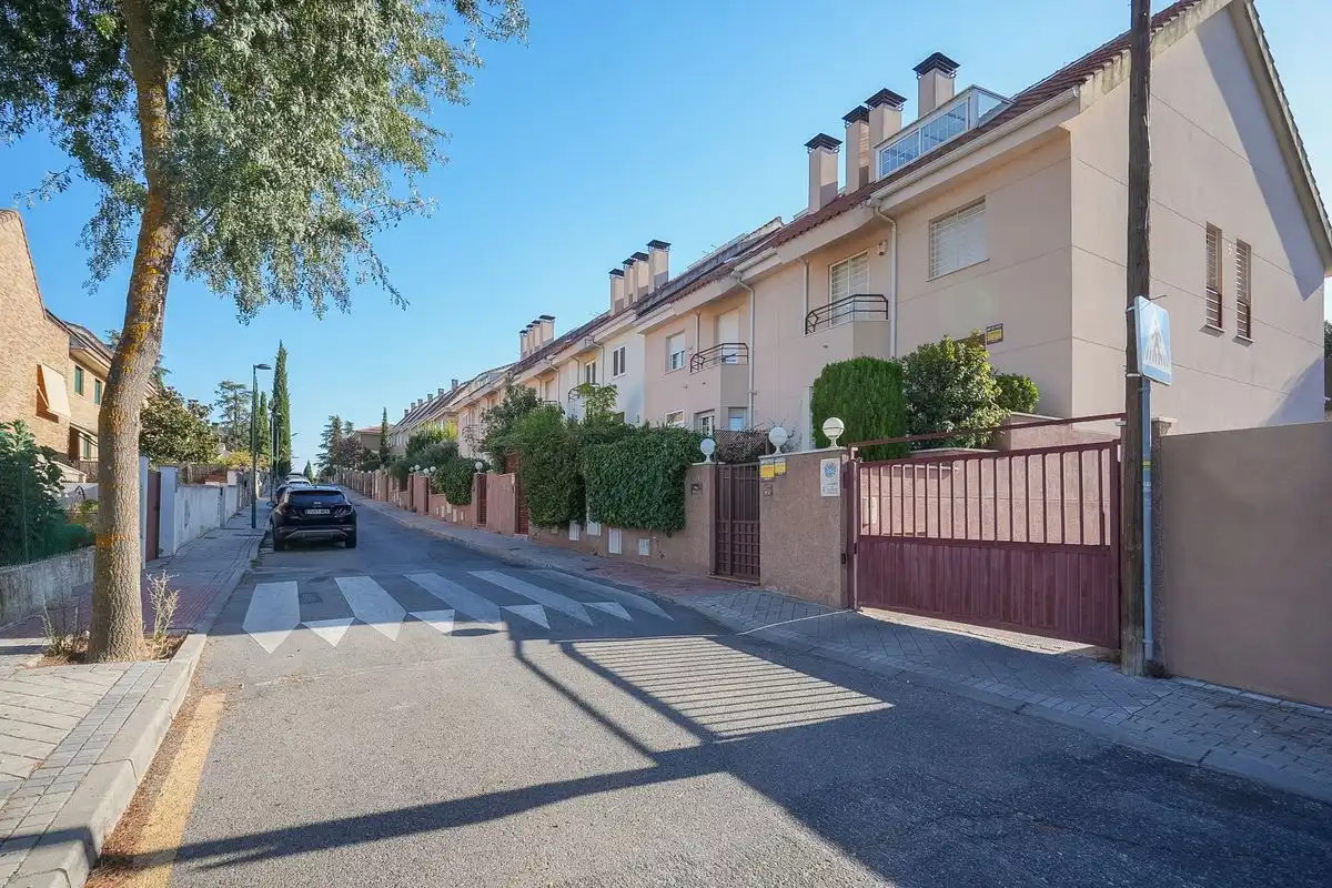 Vista exterior de Casa adosada en venta en Pozuelo de Alarcón con Aire acondicionado, Calefacción y Jardín privado