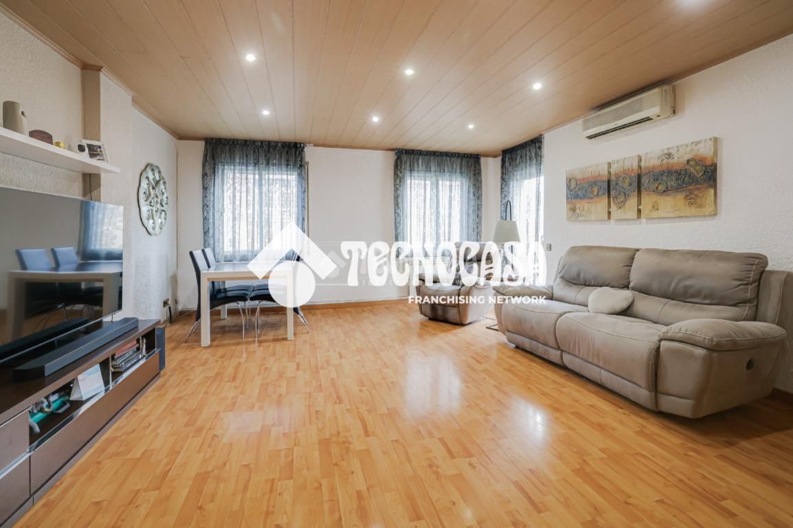 Sala d'estar de Pis en venda en Sant Adrià de Besòs amb Aire condicionat, Parquet i Balcó