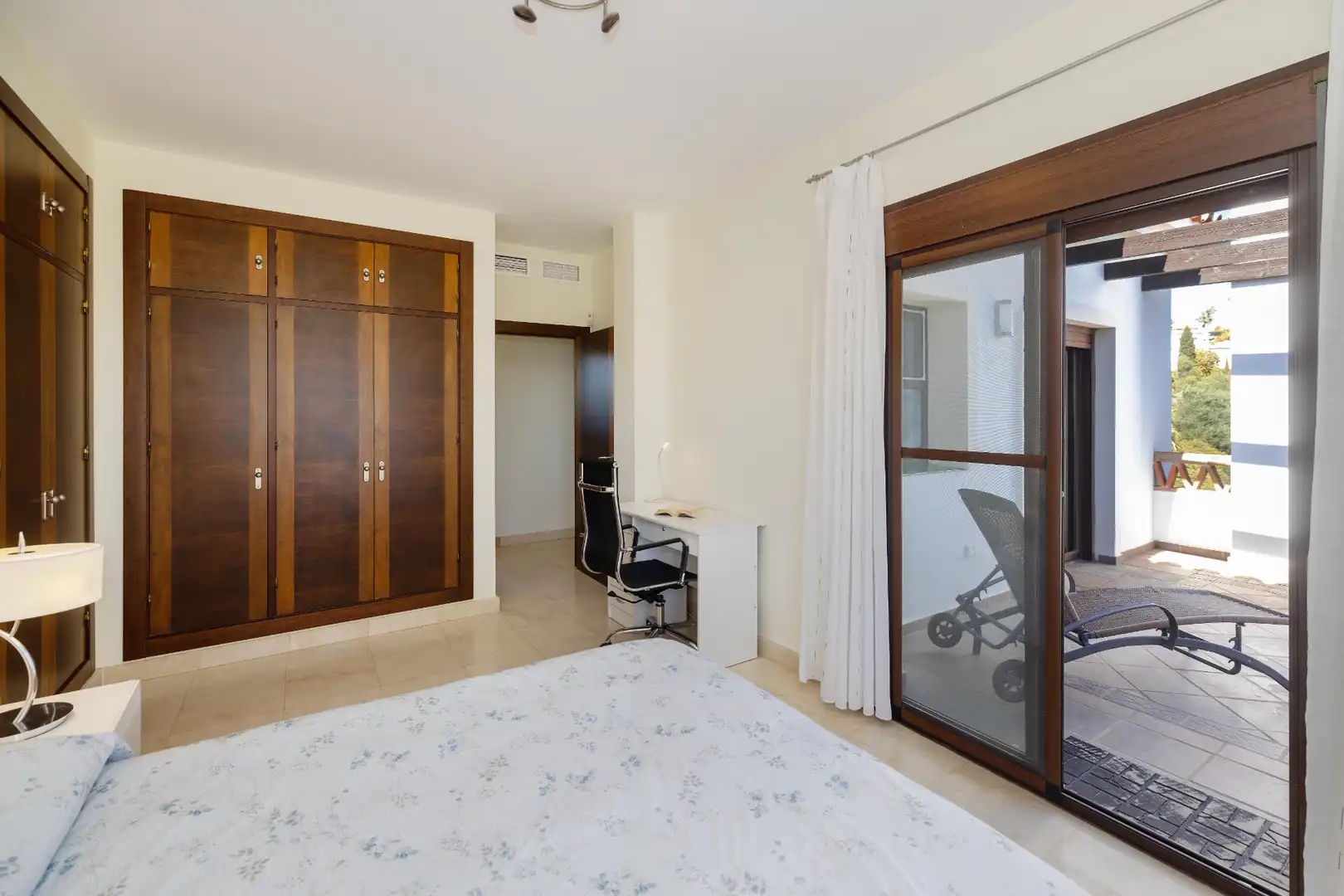 Dormitori de Casa o xalet en venda en Marbella amb Aire condicionat, Jardí privat i Terrassa