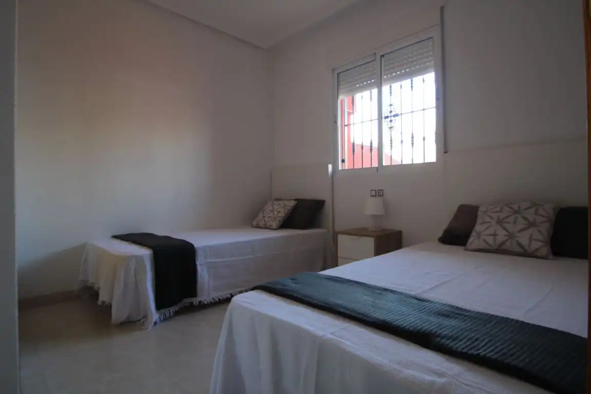 Habitación de Casa adosada en venta en Torrevieja con Calefacción, Jardín privado y Terraza