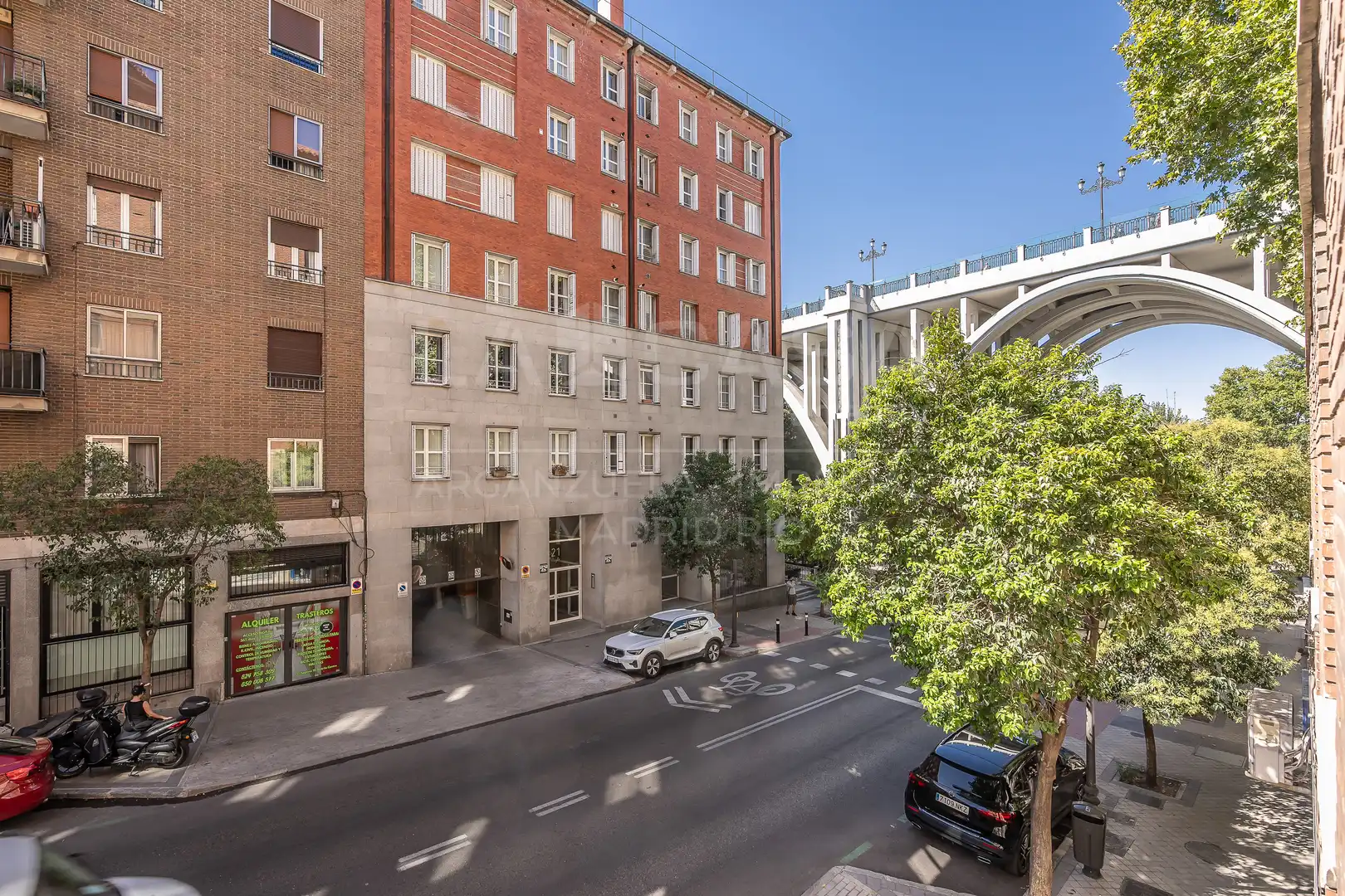 Vista exterior de Piso en venta en Madrid con Calefacción