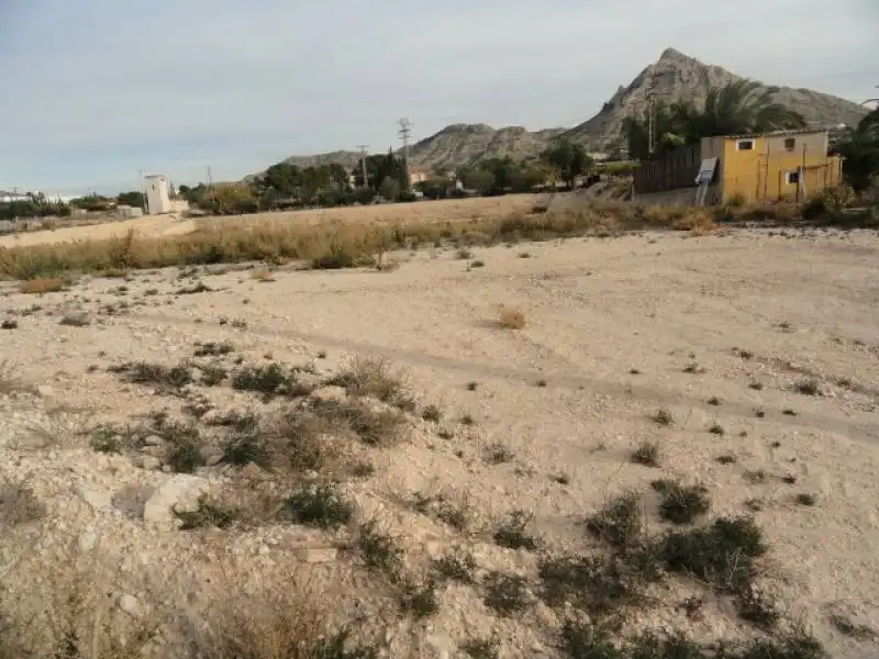 Terreno industrial en venta en Novelda