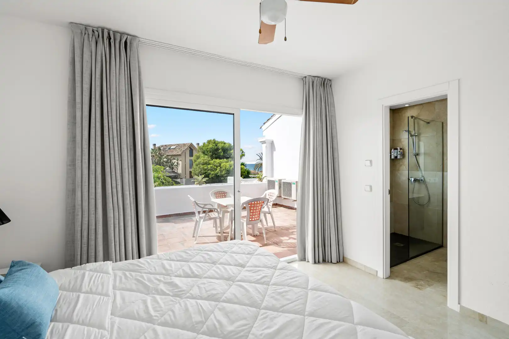 Habitación de Casa adosada en venta en Marbella con Aire acondicionado, Terraza y Piscina