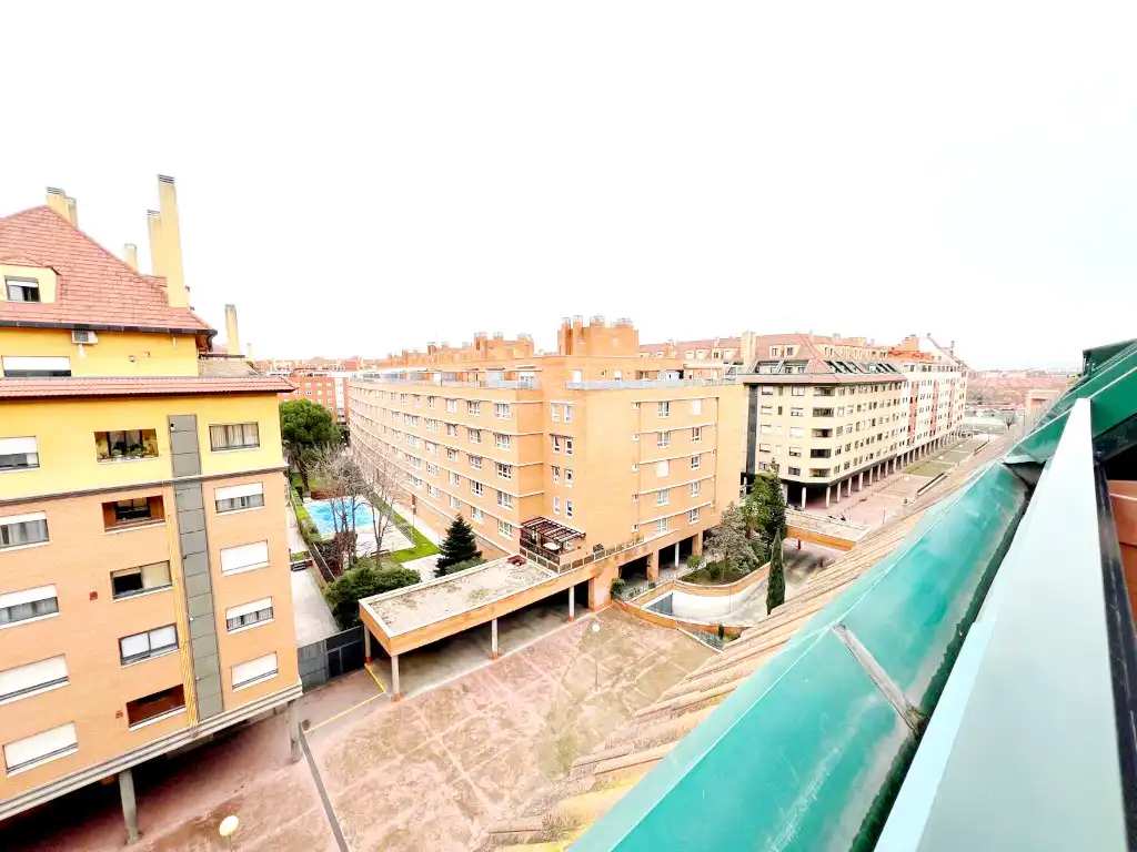 Vista exterior de Àtic en venda en Alcalá de Henares amb Aire condicionat, Calefacció i Terrassa