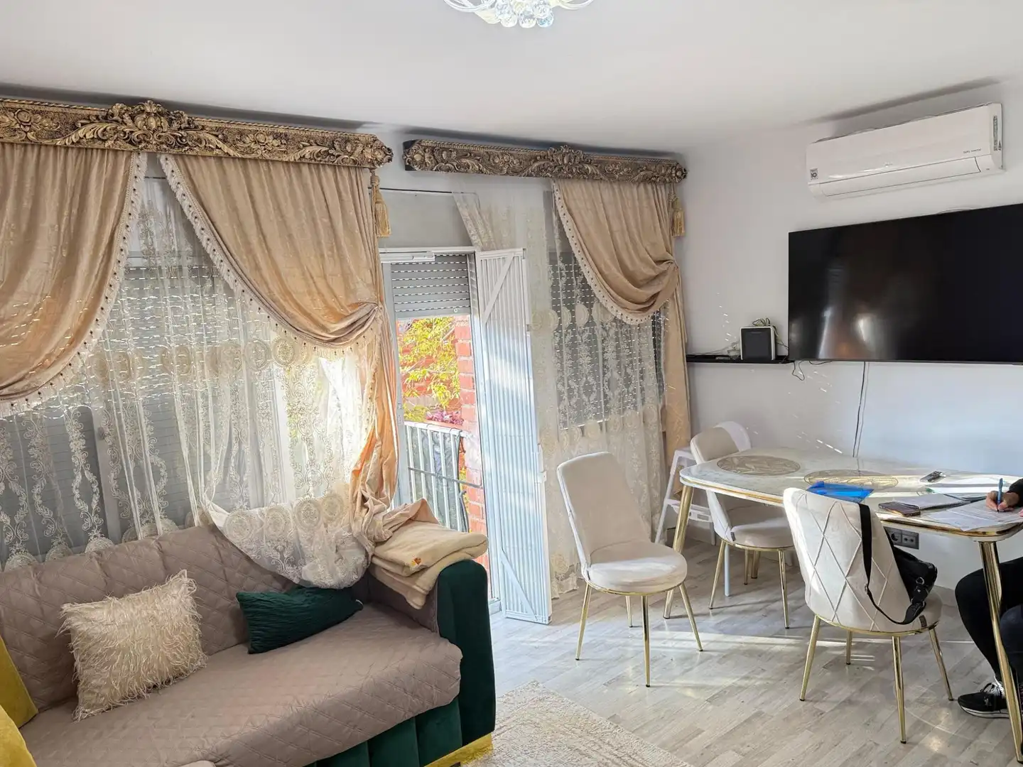 Living room of Flat for sale in Terrassa  with Air Conditioner, Parquet flooring and Furnished